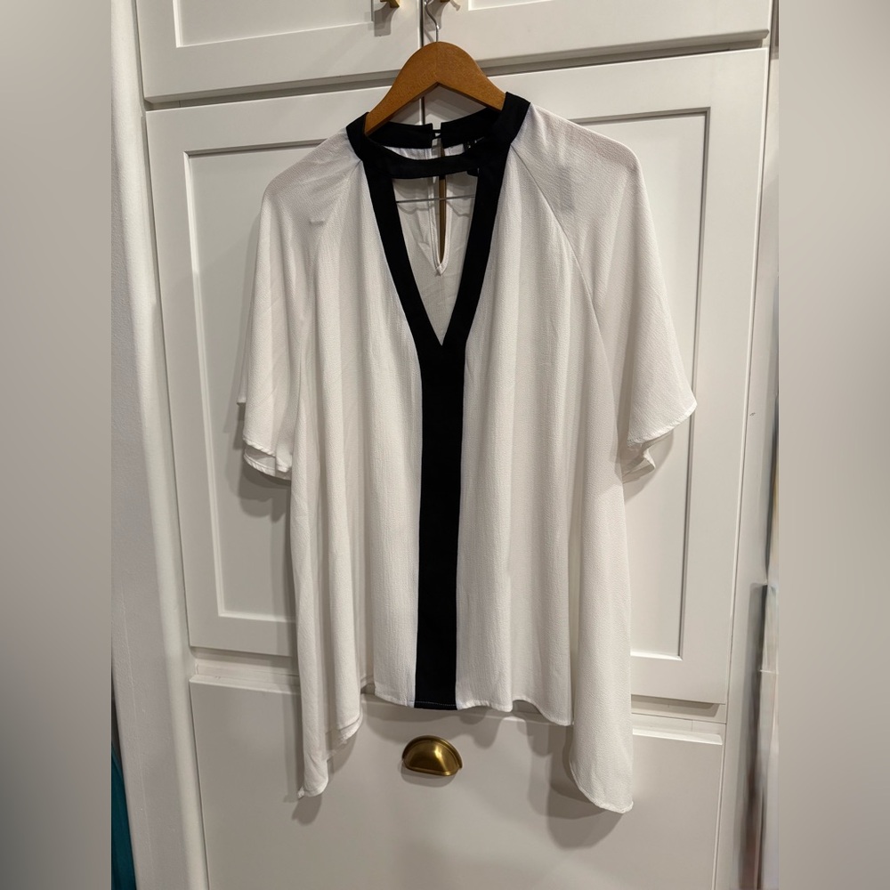 Chic White and Black V-Neck 3x Edgy Blouse by Want & Need
